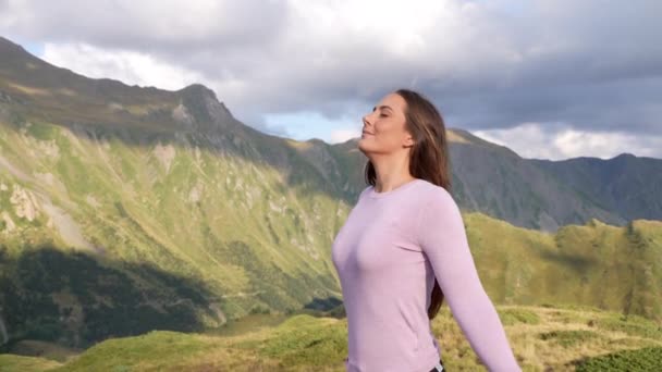 Випадкова Щаслива Жінка Дихає Свіжим Повітрям Вершині Зеленої Гори — стокове відео