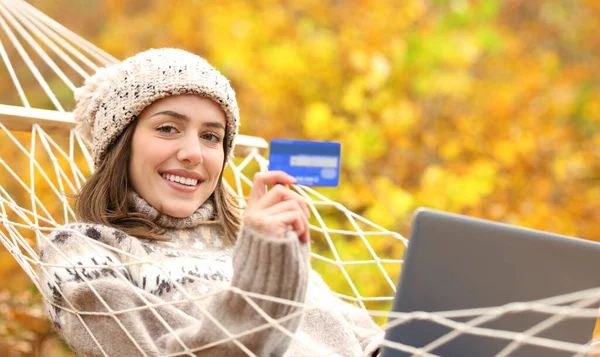 Happy Woman Hammock Showing Credit Card Winter Holiday — Foto Stock