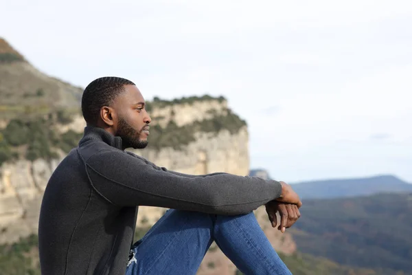 Profil Homme Sérieux Peau Noire Contemplant Assis Dans Montagne — Photo