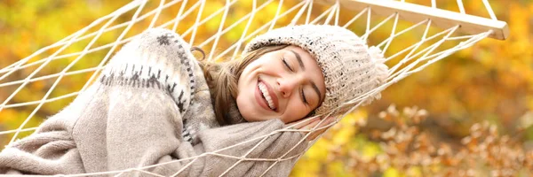 Mujer Feliz Sonriendo Acostada Hamaca Temporada Otoño Bosque —  Fotos de Stock