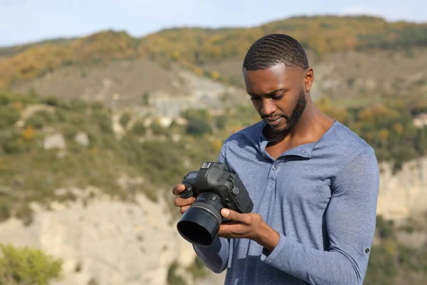 Concentrated Man Black Skin Checking Photos Dslr Camera Nature — 图库照片