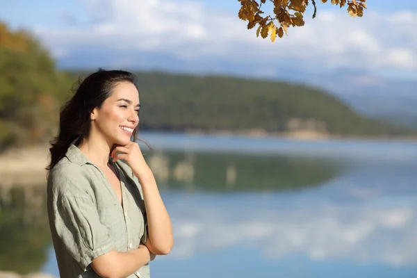 晴れた日に湖で景色を考える幸せな女性 — ストック写真
