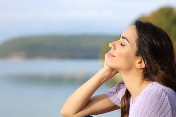 Profil Einer Glücklichen Frau Die Sich Einem See Entspannt — Stockfoto