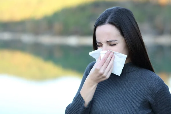 冬には屋外で組織で鼻を吹く病気の女性 — ストック写真