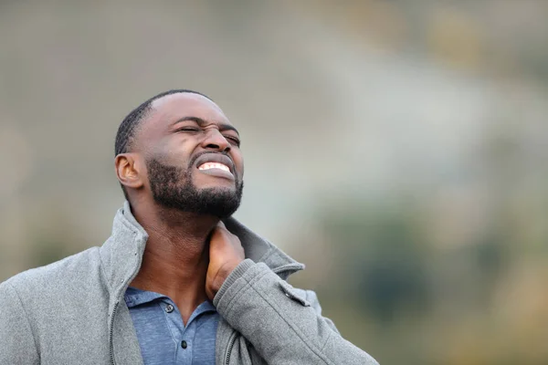 Hombre Con Piel Negra Que Sufre Dolor Cuello Aire Libre —  Fotos de Stock