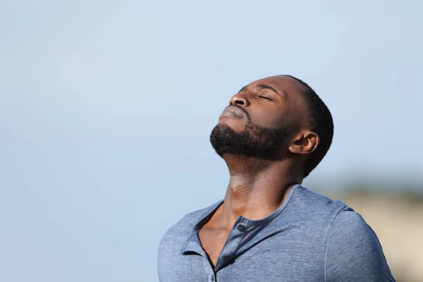 Hombre Relajado Con Piel Negra Respirando Aire Fresco Afuera Montaña — Foto de Stock