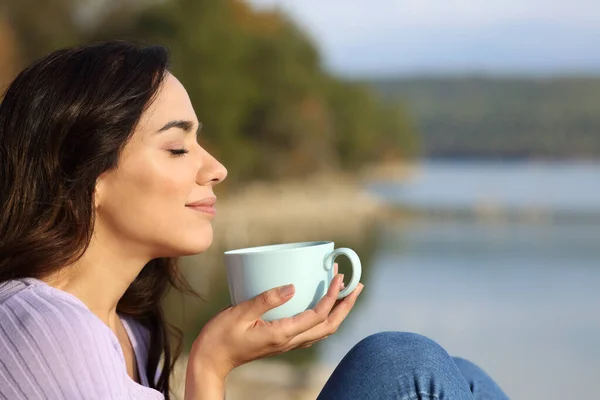 Profile Woman Enjoying Closed Eyes Holding Coffee Mug Sitting Lake — Stock Photo, Image