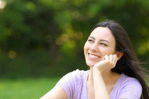 Heureuse Femme Asiatique Pensant Côté Dans Parc — Photo