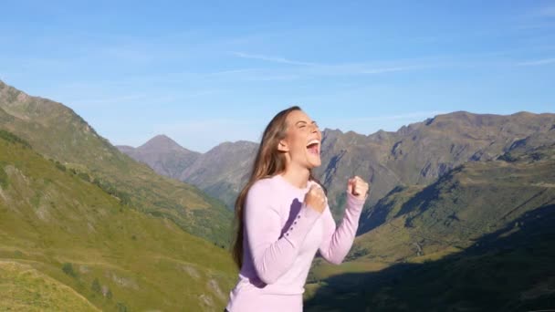 山で笑うことを祝うユーフォリックな美しい女性 — ストック動画