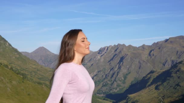 Bela Fêmea Respirando Fresco Montanha — Vídeo de Stock