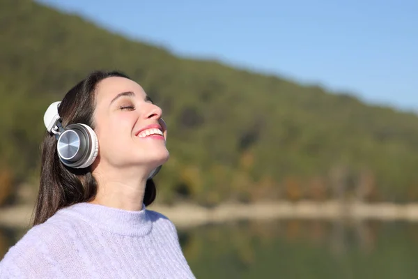 Güzel Bir Gölde Telsiz Kulaklıkla Meditasyon Yapan Mutlu Bir Kadın — Stok fotoğraf