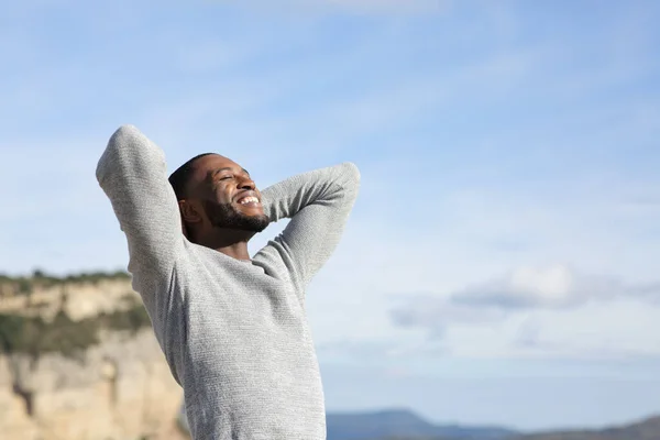 Homme Détendu Avec Peau Noire Respirant Air Frais Avec Les — Photo