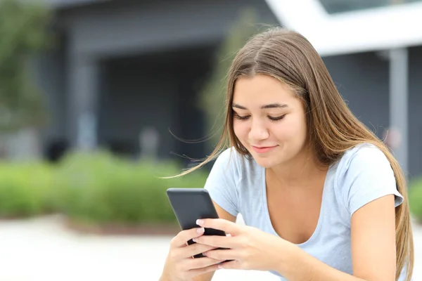 Έφηβη Γυναίκα Ελέγχει Έξυπνο Τηλέφωνο Κάθεται Μόνη Της Στο Δρόμο — Φωτογραφία Αρχείου