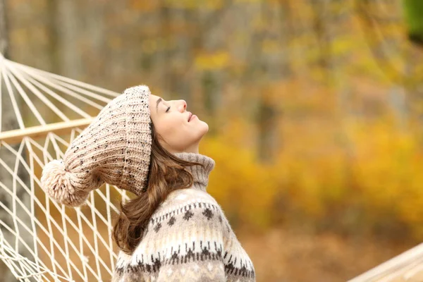 Perfil Uma Mulher Relaxada Respirando Fresco Sentado Rede Outono Uma — Fotografia de Stock