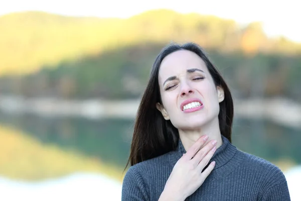 Porträt Einer Frau Mit Halsschmerzen Die Sich Der Natur Beschwert — Stockfoto