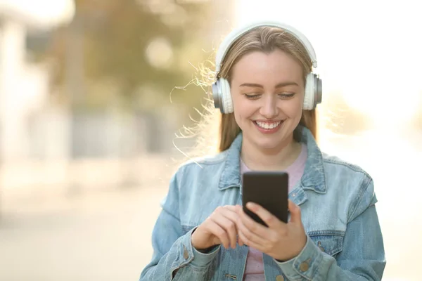 Kulaklık Takmış Dışarıda Müzik Dinleyen Mutlu Bir Gencin Görüntüsü — Stok fotoğraf