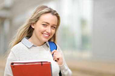 Kopya alanı olan bir kampüste sana bakan öğrencinin portresi.