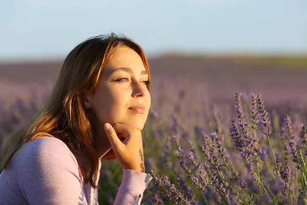 Femme Chère Détendue Contemplant Champ Lavande Coucher Soleil — Photo