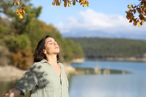 Γυναίκα Αναπνέει Καθαρό Αέρα Χαλαρώνοντας Μια Λίμνη Φθινόπωρο — Φωτογραφία Αρχείου