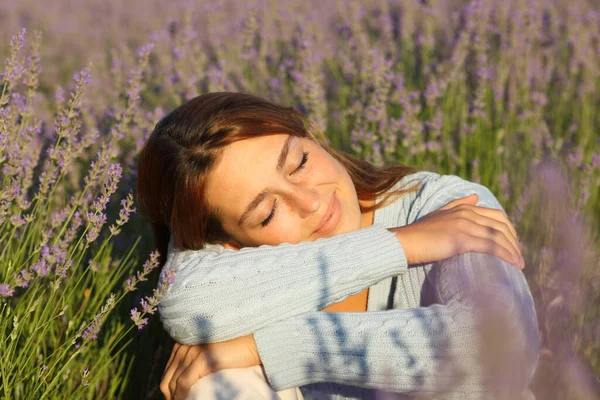Счастливая Женщина Расслабляется Закрытыми Глазами Сидя Лавандовом Поле — стоковое фото