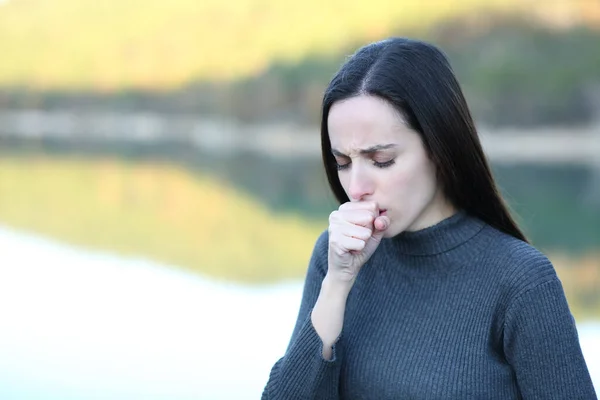 冬に自然界で手で咳をする女性 — ストック写真