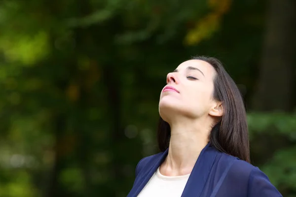 Mulher Relaxada Respirando Fresco Natureza — Fotografia de Stock