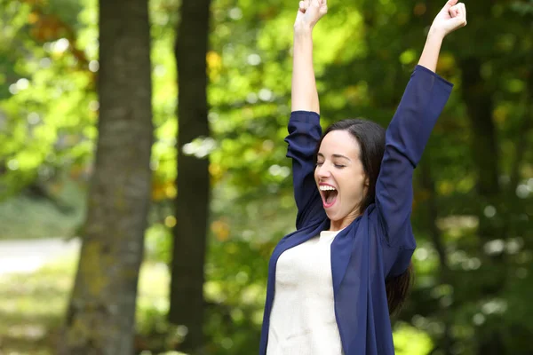 Возбужденная Женщина Парке Поднимает Руки Празднуя Успех — стоковое фото