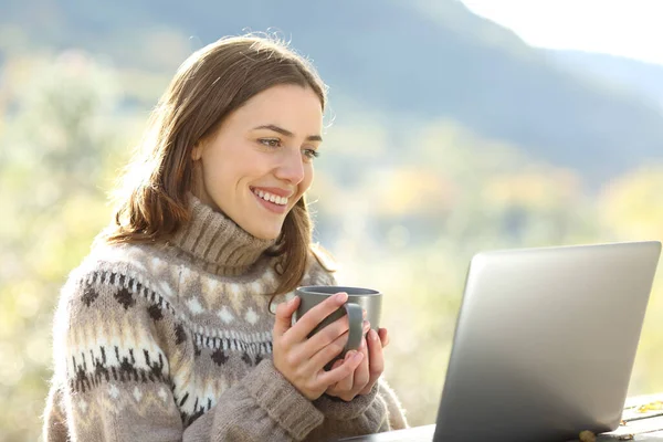 Mujer Feliz Invierno Viendo Los Medios Comunicación Ordenador Portátil Sentado —  Fotos de Stock