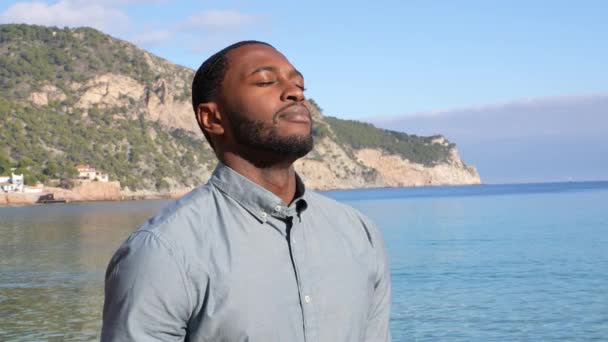 Hombre Piel Negra Respirando Aire Fresco Playa Durante Verano — Vídeos de Stock