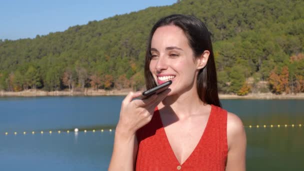 Hermosa Mujer Usando Reconocimiento Voz Teléfono Lago — Vídeo de stock