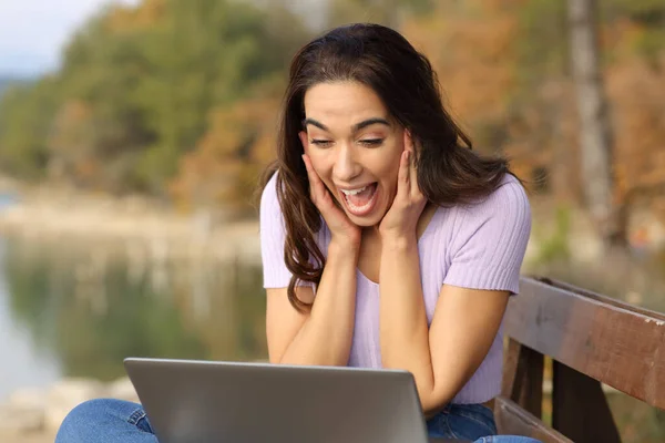 Överraskad Kvinna Kontrollera Laptop Sitter Sjö Semester — Stockfoto