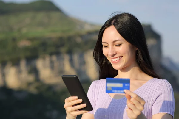 Azjatka Kupuje Online Karty Kredytowej Smartfona Naturze — Zdjęcie stockowe