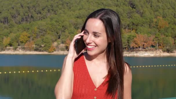 Mulher Bonita Chamando Pelo Telefone Lago — Vídeo de Stock