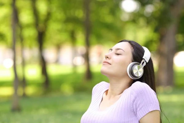 Relaxed Asian Woman Listening Music Sititng Green Park — Stock Photo, Image