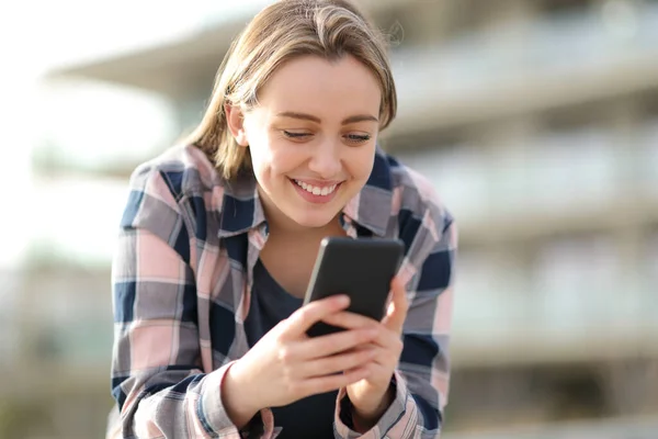 Feliz Adolescente Verificando Conteúdo Smartphone Rua — Fotografia de Stock