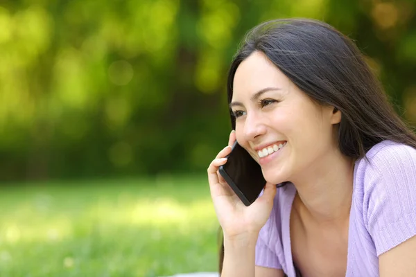 Feliz Mulher Asiática Falando Celular Sentado Parque Verde — Fotografia de Stock