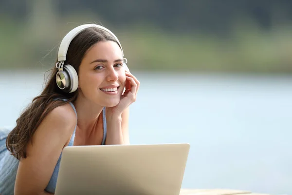 Happy Woman Laptop Wireless Headphones Looks You Lying Nature Copy — Stock Photo, Image