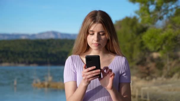 Emocionado Hermosa Adolescente Chequeando Teléfono Celebrando Naturaleza — Vídeo de stock