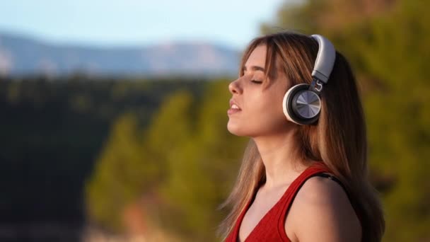 Tiener Ademhaling Mediteren Met Koptelefoon Buiten Een Meer — Stockvideo