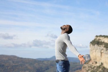 Siyah tenli bir adamın portresi. Doğada temiz hava soluyor.