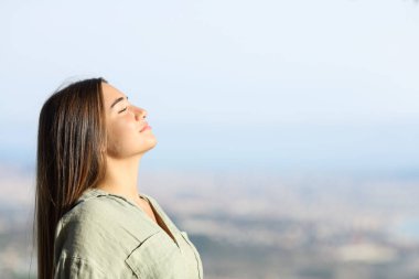 Kenar mahallelerde meditasyon yapan bir gencin portresi.