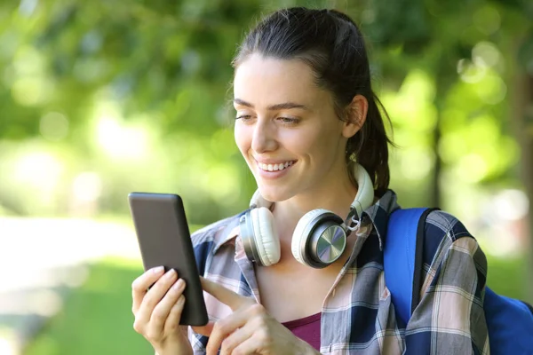 Yeşil Bir Parkta Veya Kampüste Akıllı Telefon Kullanan Mutlu Öğrenci — Stok fotoğraf