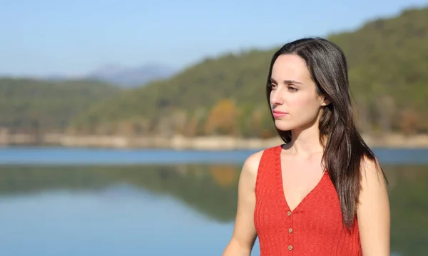 Mulher Séria Vermelho Contemplando Vistas Lago — Fotografia de Stock