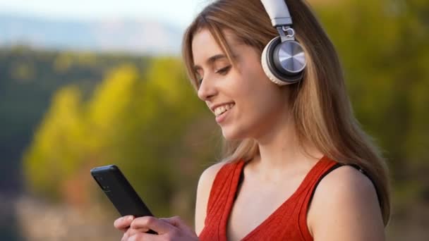 Adolescente Escuchando Música Usando Teléfono Auriculares Aire Libre — Vídeo de stock