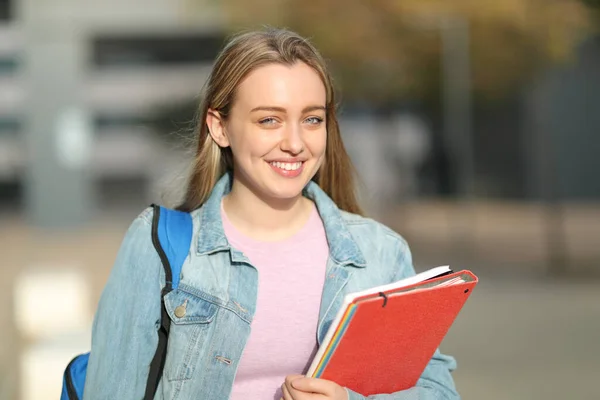 Szczęśliwy Student Trzymający Teczki Plecak Patrzący Kamerę Kampusie — Zdjęcie stockowe