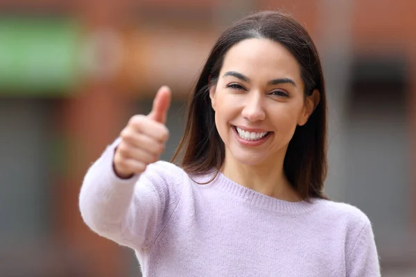 Happy Woman Perfect Teeth Gesturing Thumb Looking Camera Street — Stock Photo, Image