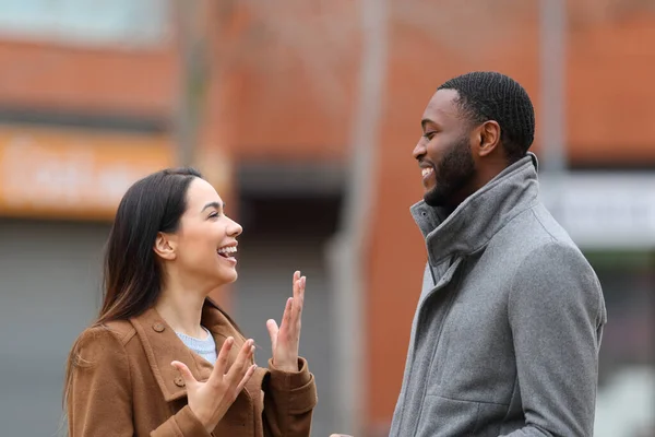 路上で話す女性と男との幸せな異人種間の関係のサイドビューの肖像画 — ストック写真
