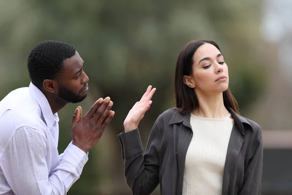 Man Black Skin Begging Forgive Caucasian Woman Rejecting Him Park — Stock Photo, Image