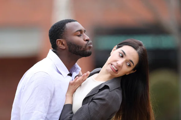 Man Black Skin Trying Kiss Caucasian Woman Who Pulling Him — Stock Photo, Image