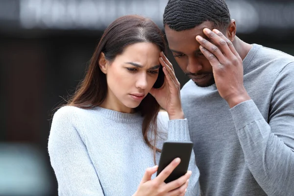 Preoccupato Interrazziale Coppia Controllo Smart Phone Piedi Strada — Foto Stock